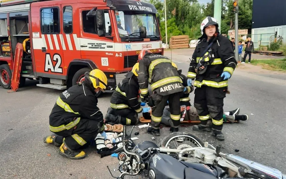 Ruta 25: dos heridos por un choque entre un auto y una moto en Matheu