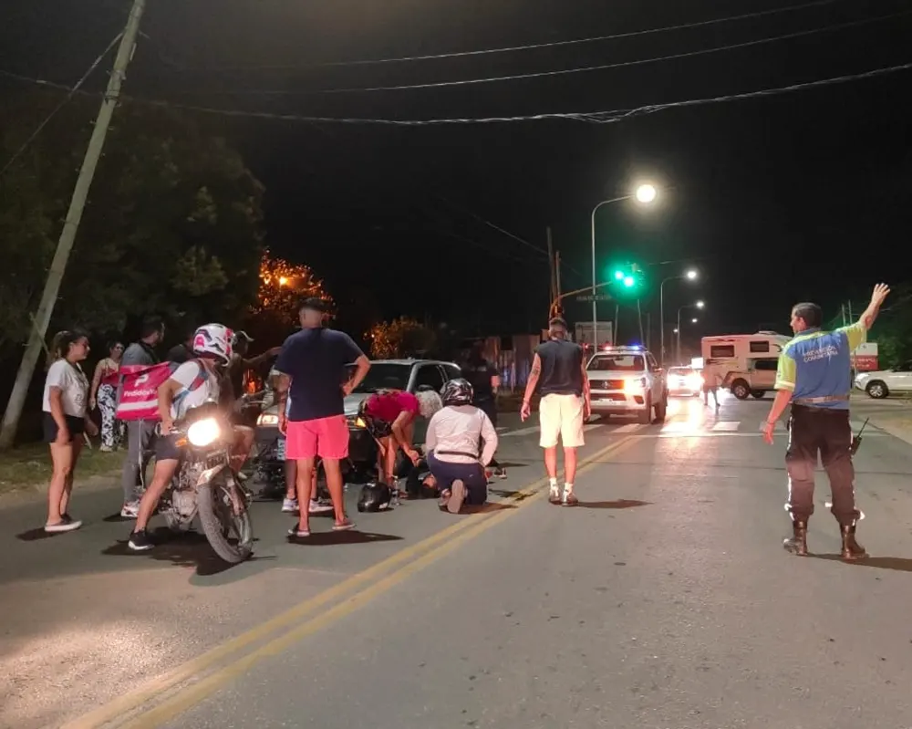 vecinos se acercan al lugar del accidente