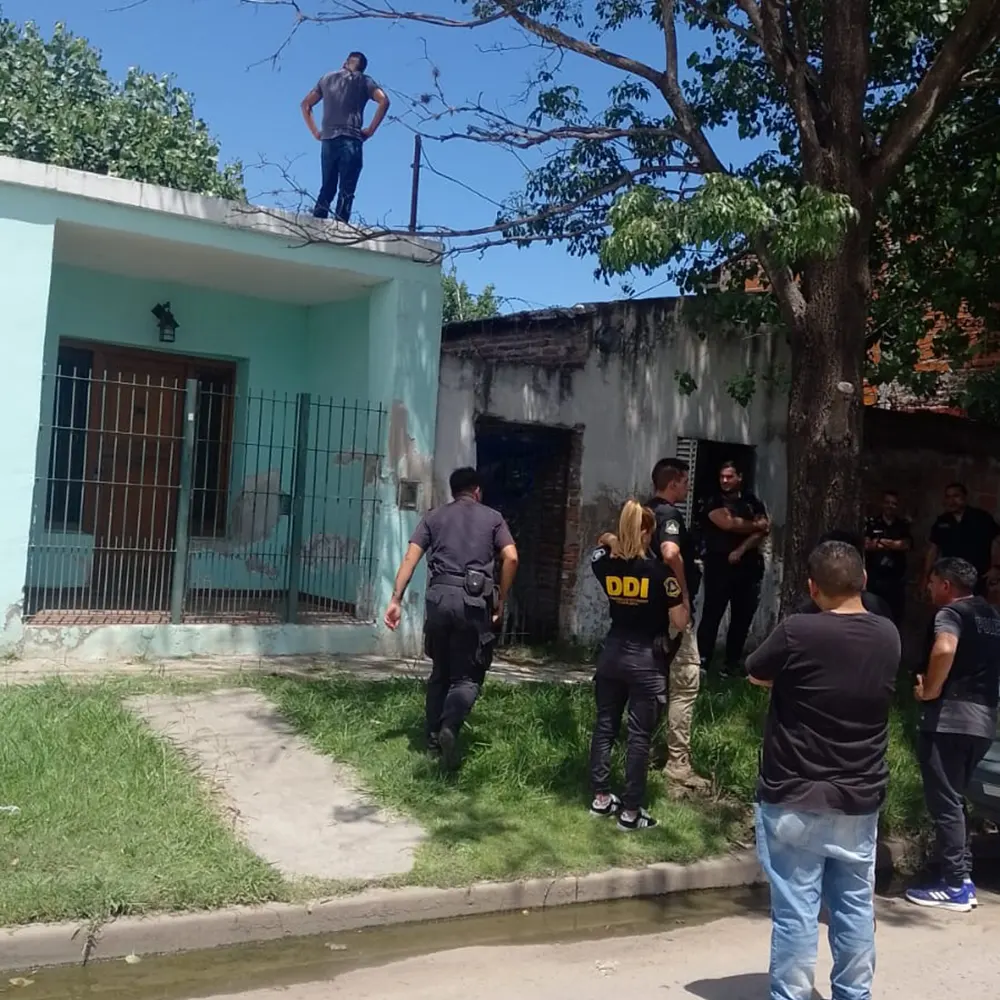 efectivos policiales realizando el allanamiento para dar con los delincuentes que ingresaron a la vivienda de la familia en garin