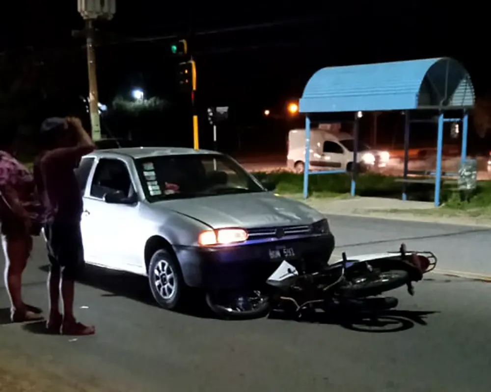 Moto quedó debajo de un vehiculo en el accidente