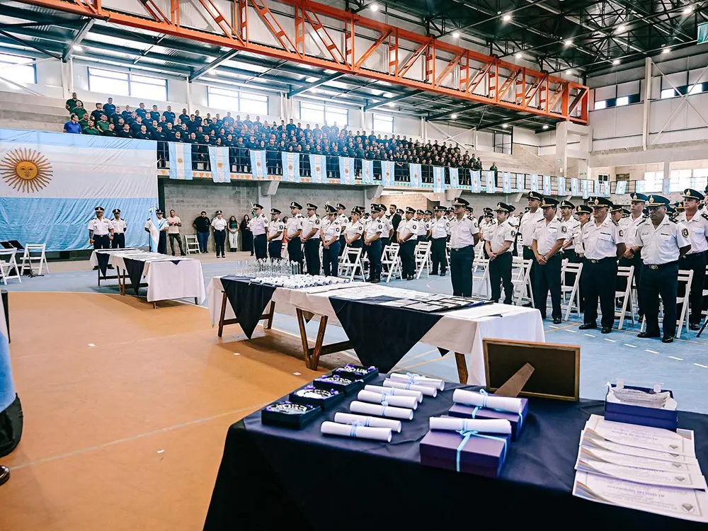 Efectivos de la policía bonaerense en el acto organizado por el Municipio