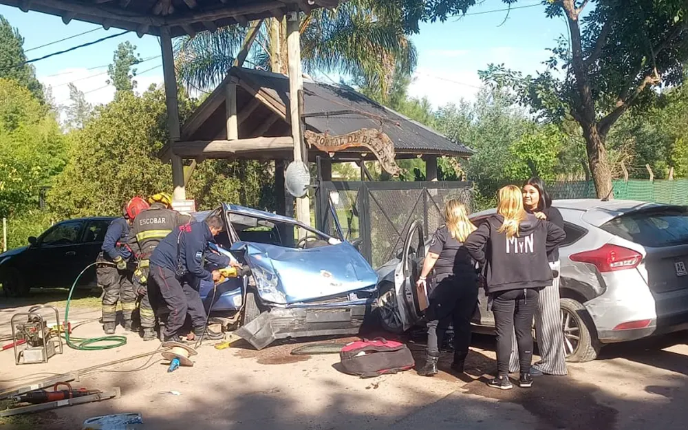 Impactante choque en la entrada a un barrio privado de Escobar