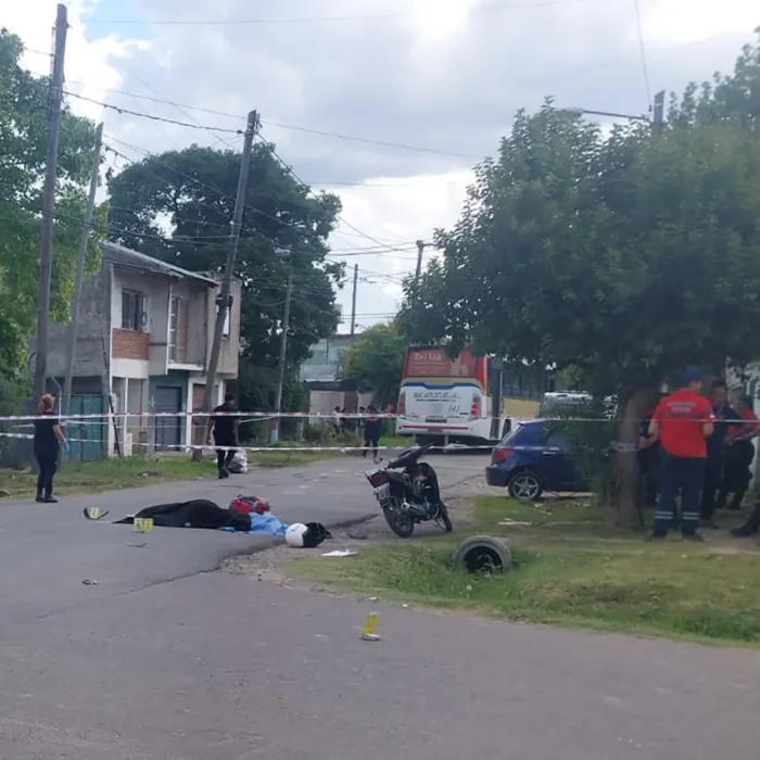 el cuerpo de la motociclista tendido en el asfalto tras ser atropellada por el colectivo