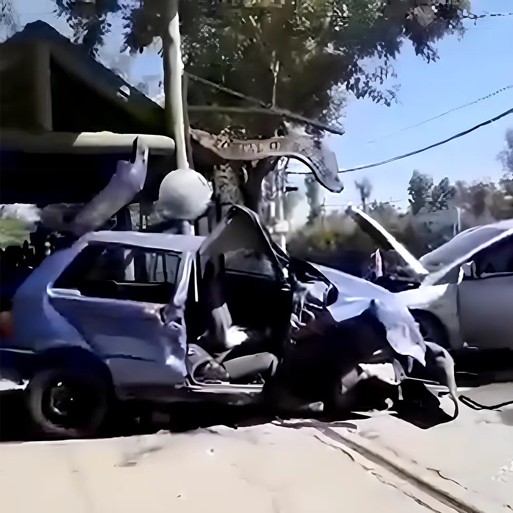 El Fiat Uno sufrió importantes daños a causa del choque