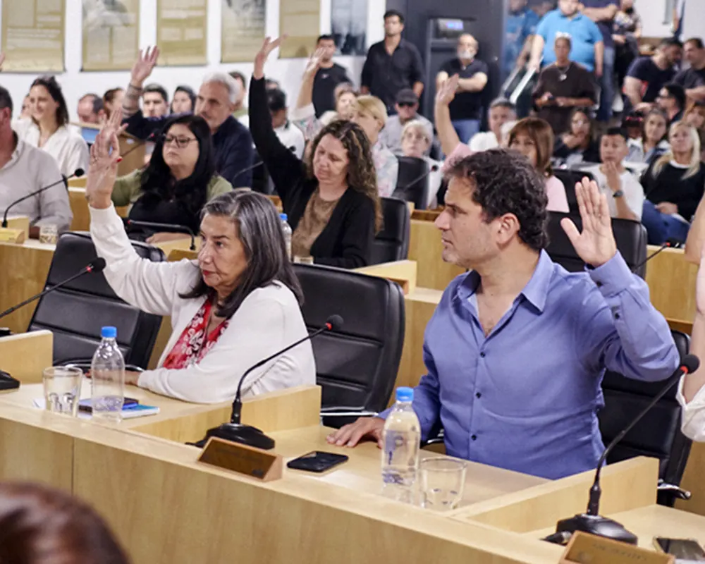 concejales levantan sus manos para aprobar la instalación de una sala de bingo