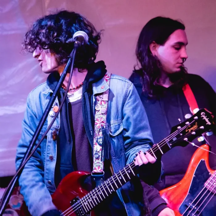 Deux Artem tocando en el escenario