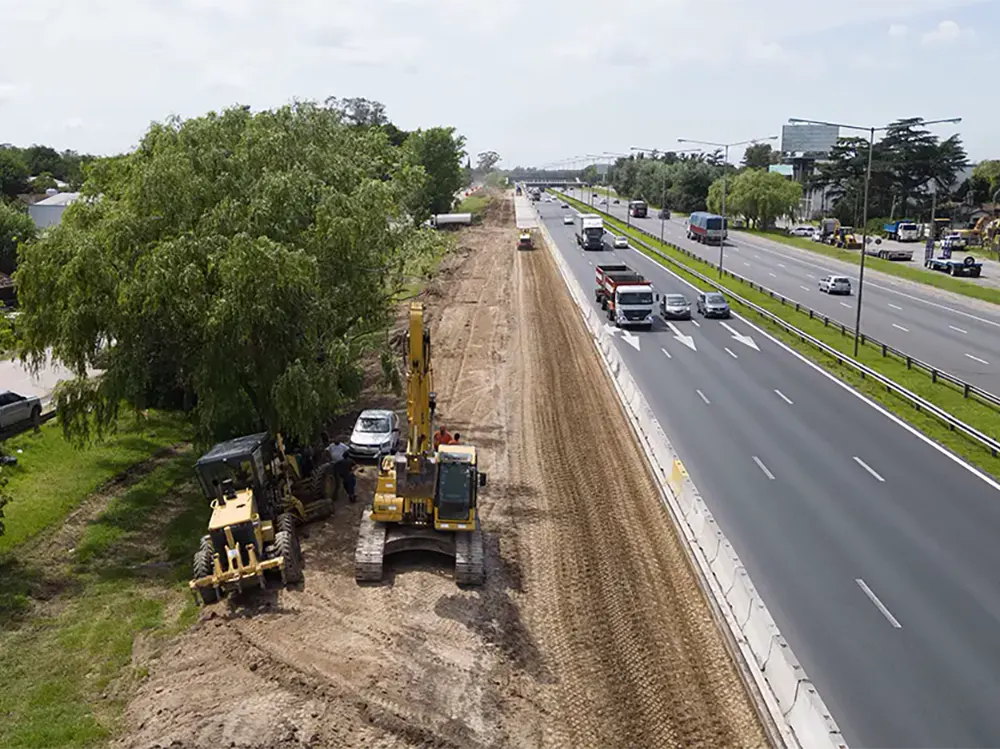 Máquinas niveladoras trabajando en el cuarto carril de la Panamericana