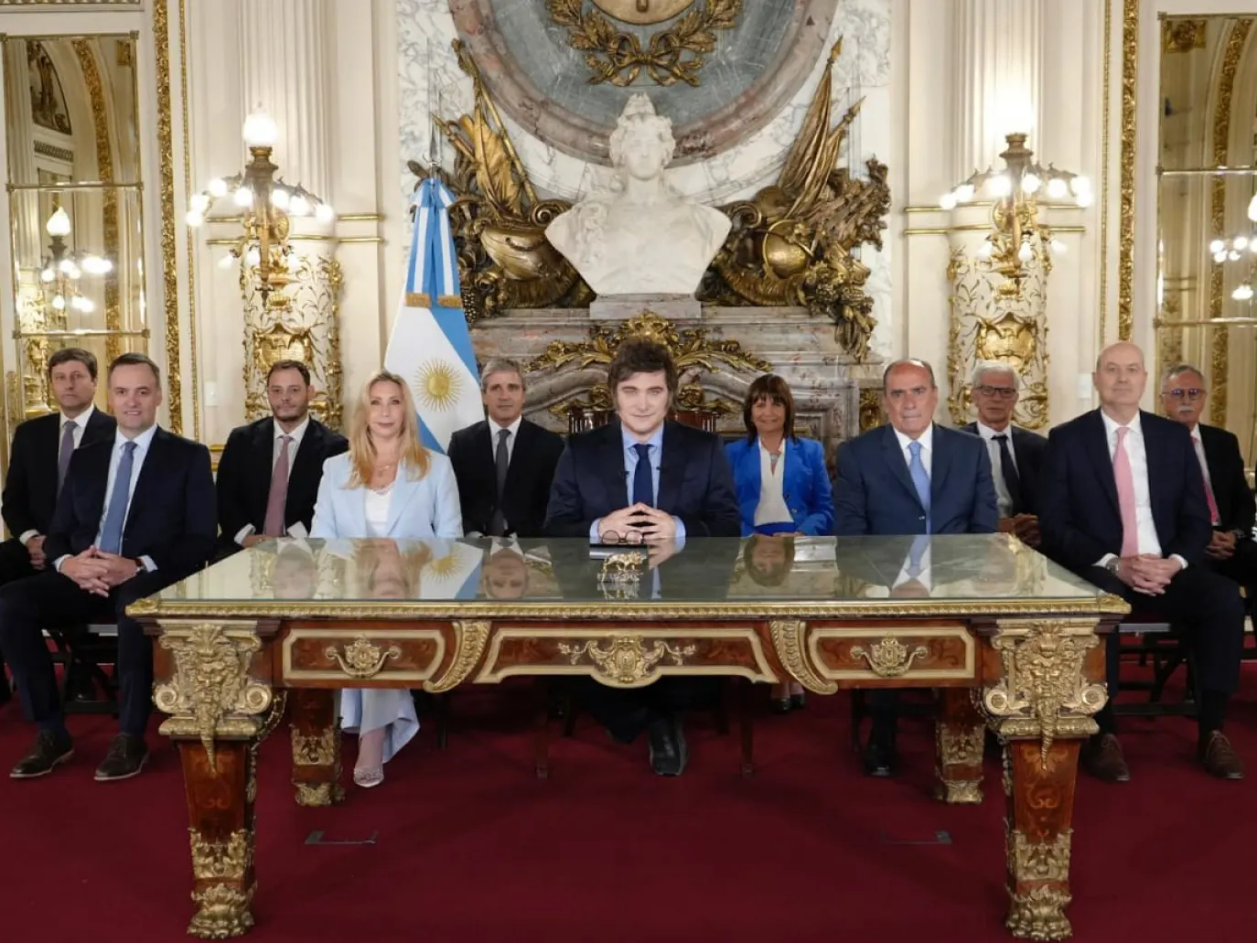 Javier Milei junto a los miembros de su gabinete