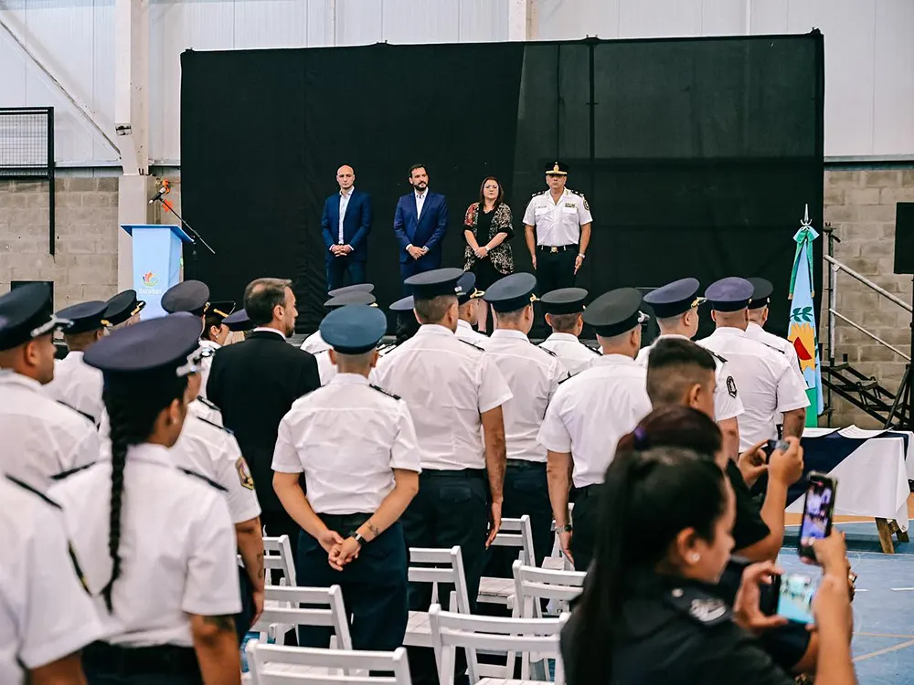 efectivos de la policia bonaerense en el acto organizado por el Municipio
