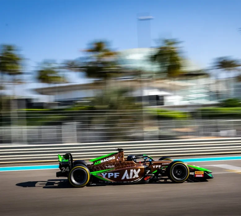 Auto de F&oacute;rmula 2 de Varrone en la pista de Abu Dabi