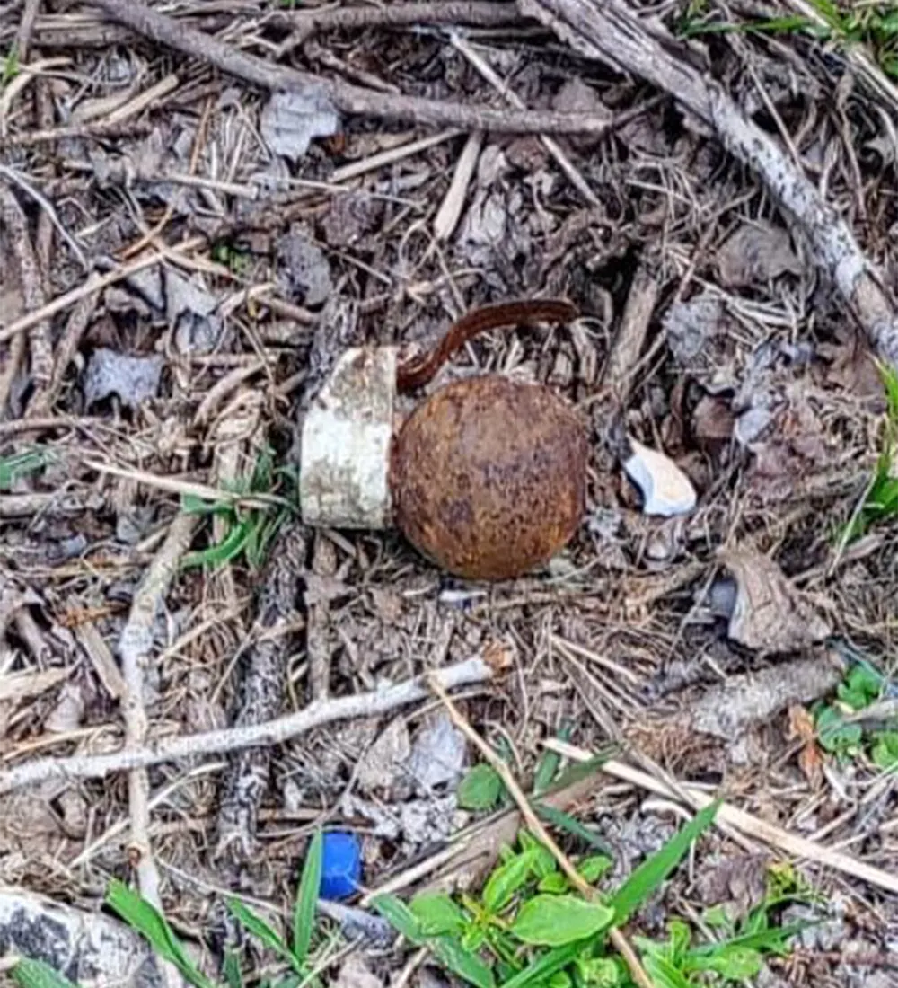 la granada vieja y oxidada que apareció en el barrio cerrrado Las Liebres