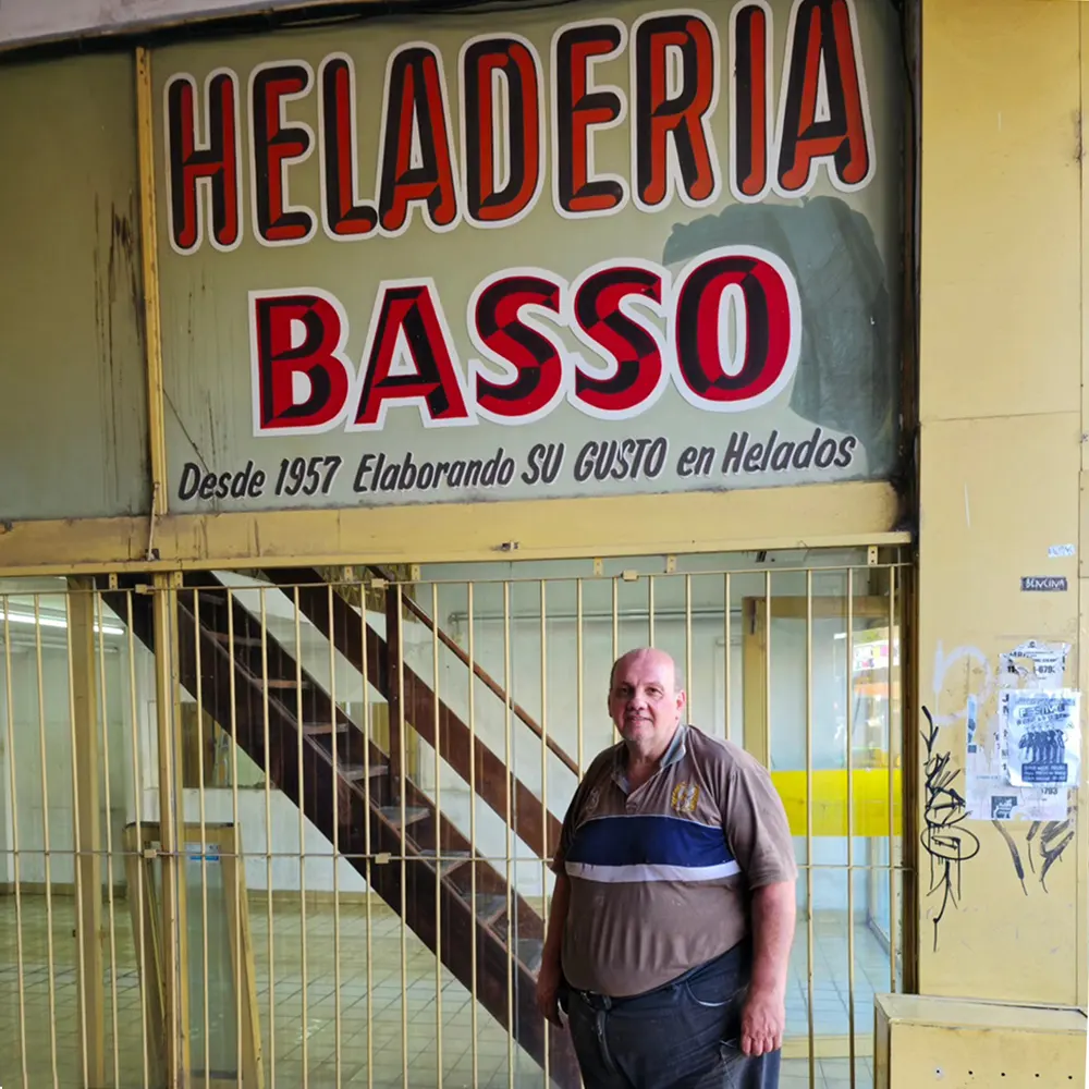 Gustavo Basso, en el local vacío de su heladería