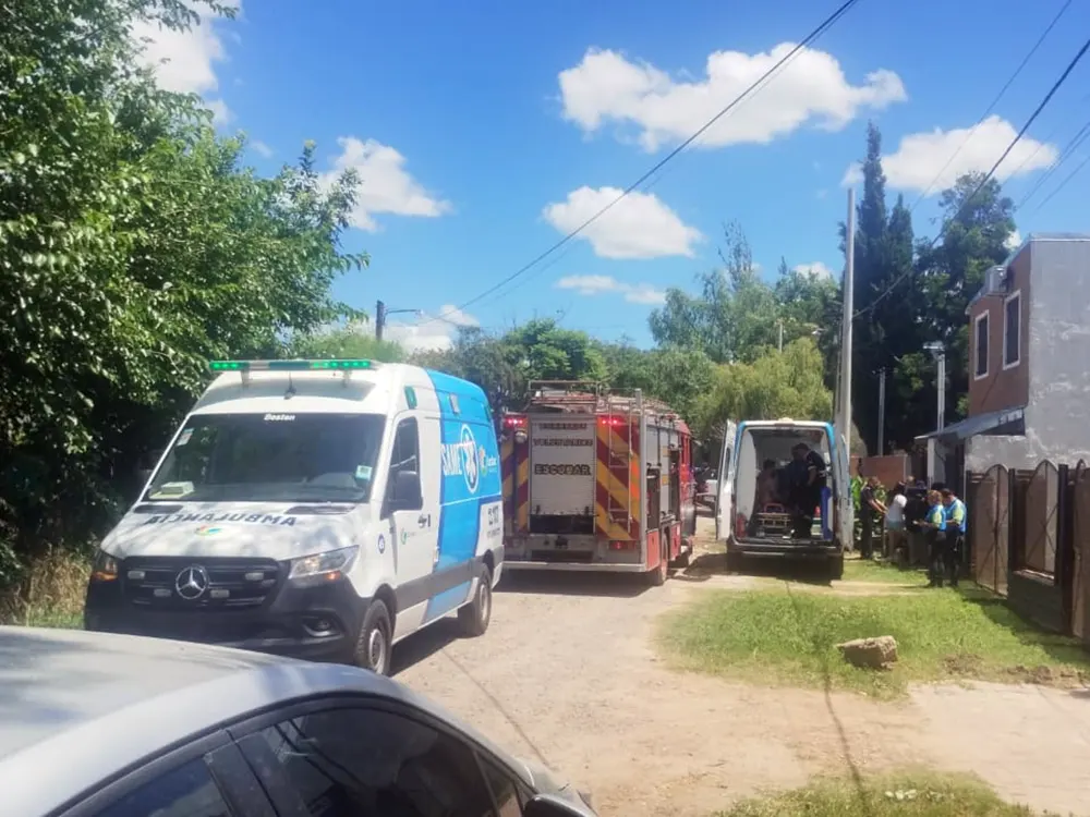 Los servicios de emergencia en la puerta del domicilio incendiado