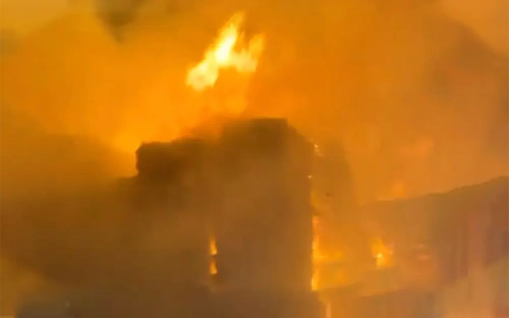 Voraz incendio en una fábrica papelera de Garín: trabajaron 90 bomberos