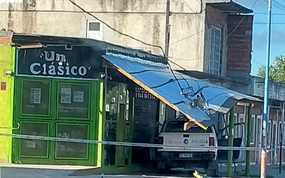 Patrullero chocó a un auto y se incrustó contra un comercio en Garín