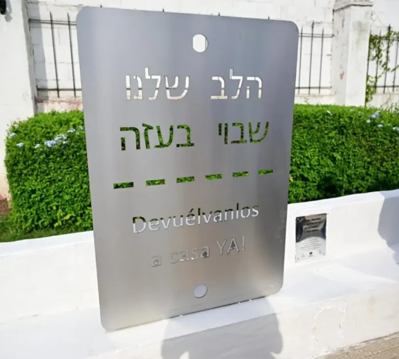 placa por las víctimas del atentado