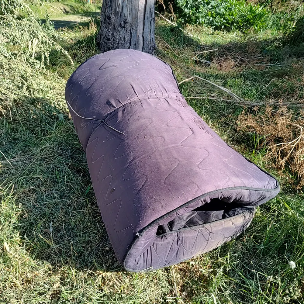 un colchón en el terreno usurpado