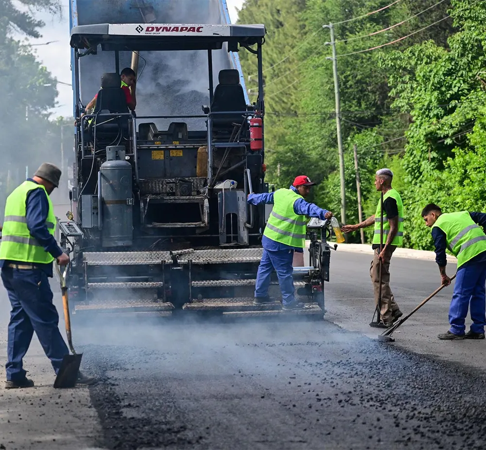 operarios trabajando en la repavimentación de la ruta 26