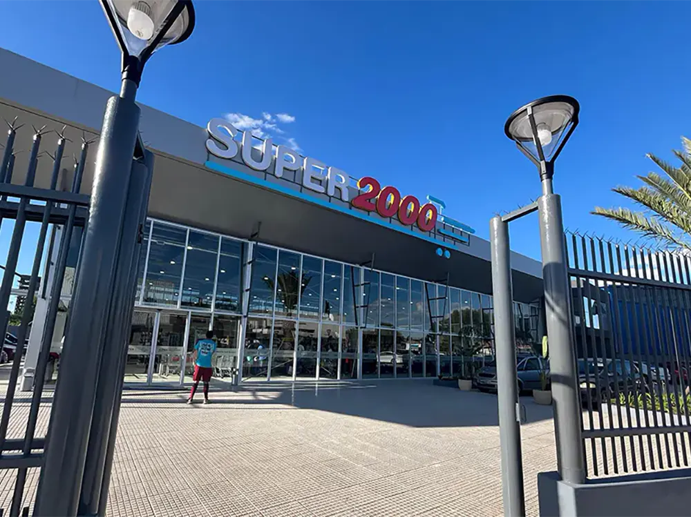 Fotografia del frente de la nueva sucursal de Súper 2000