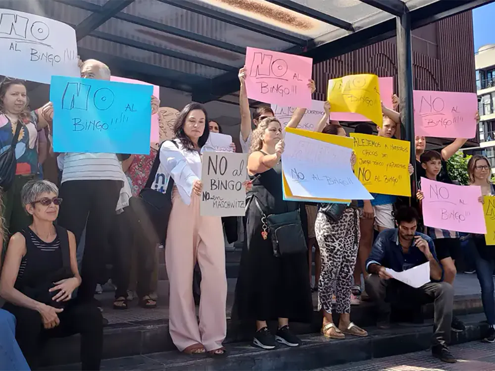 Vecinos protestando en el Concejo Deliberante por la construcción de una sala de bingo en Maschwitz