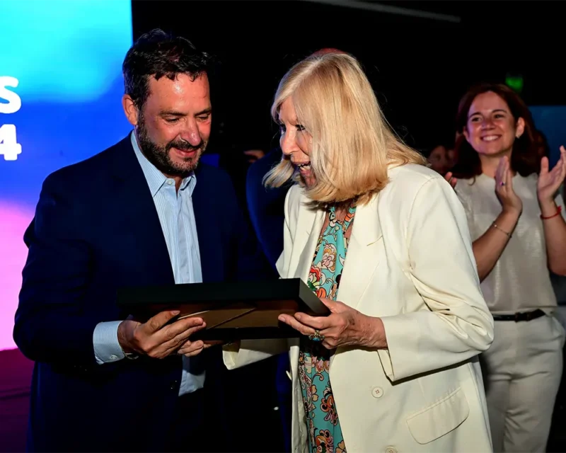 Sujarchuck entregando distinciones a vecinos de Escobar