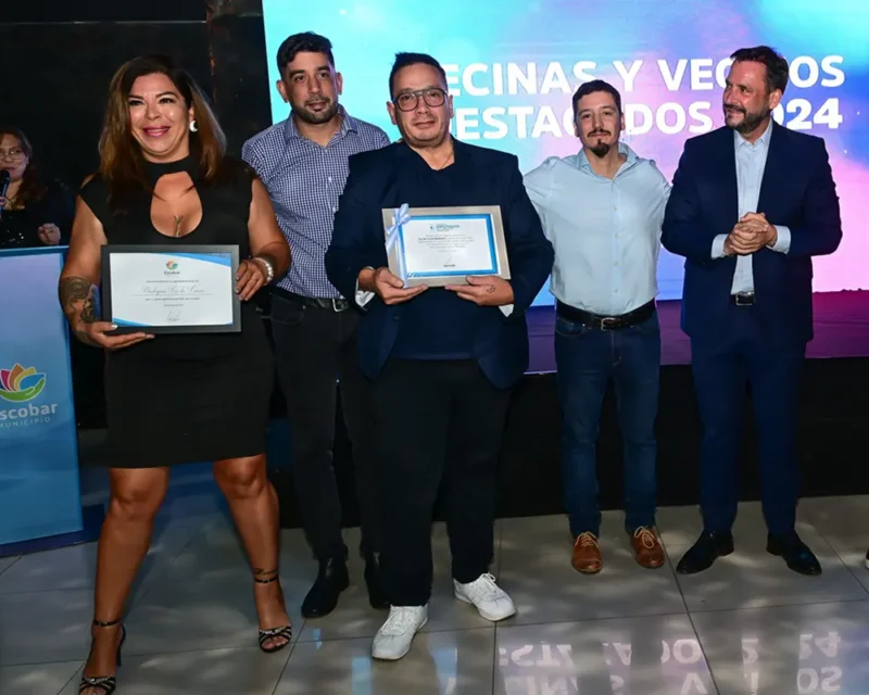 Sujarchuck junto a vecinos con sus distinciones a vecinos de Escobar