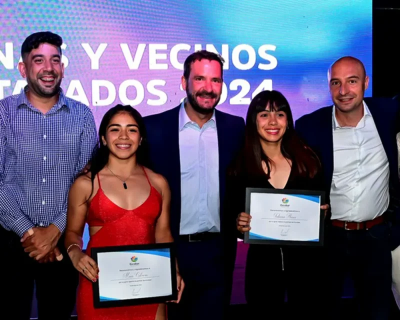 Sujarchuck entregando distinciones a vecinos de Escobar