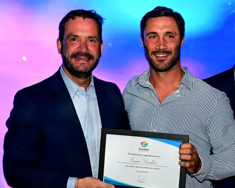 Sujarchuck entregando distinciones a vecinos de Escobar