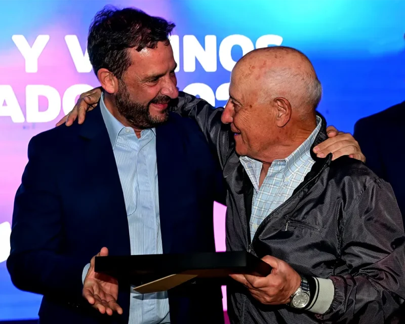 Sujarchuck entregando distinciones a vecinos de Escobar