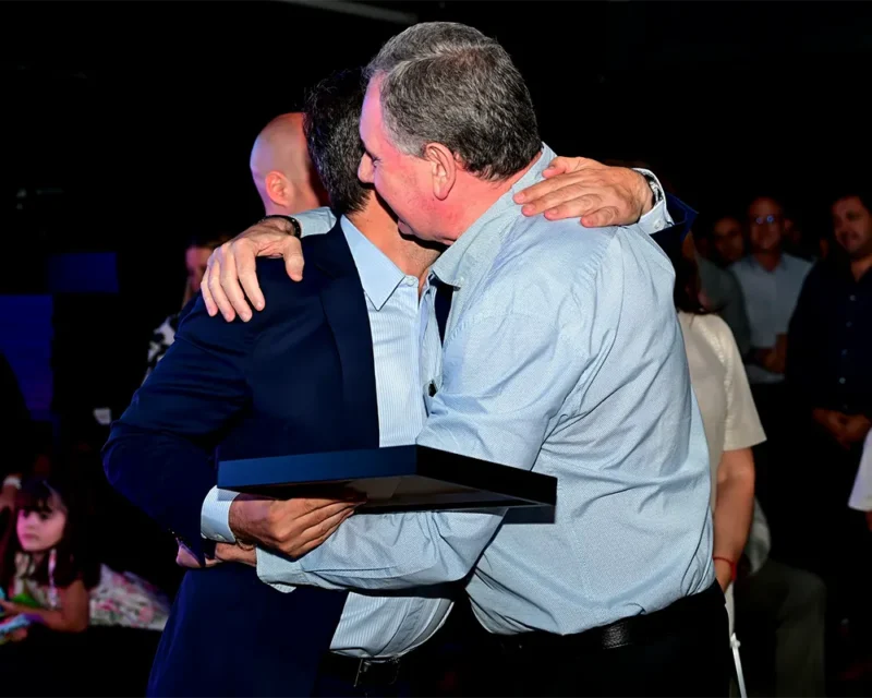 Sujarchuck saludando a vecinos de Escobar