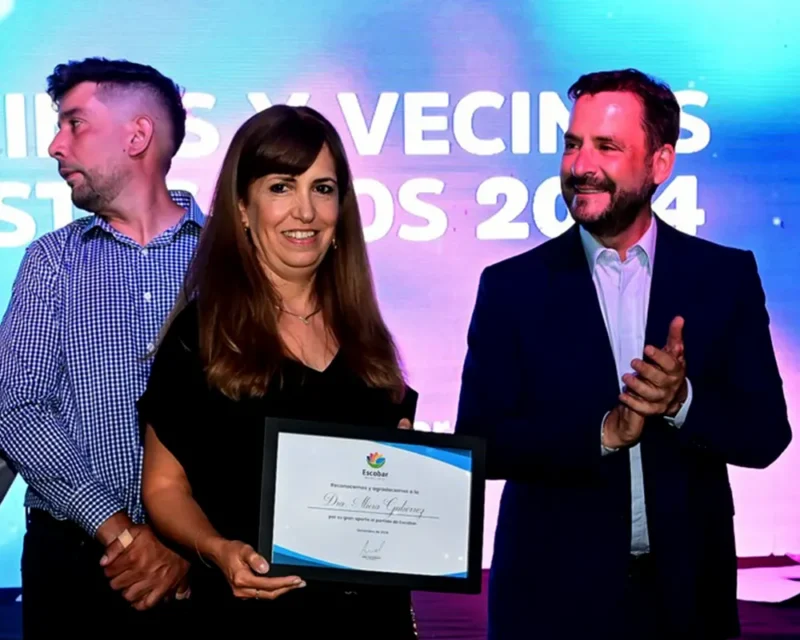 Sujarchuck entregando distinciones a vecinos de Escobar