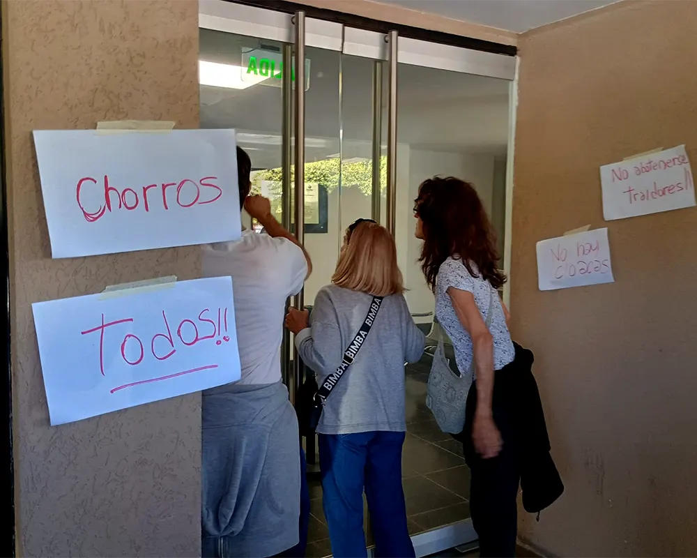 vecinos piden entrar al recinto y carteles pegados en las paredes rechazando la instalación del bingo