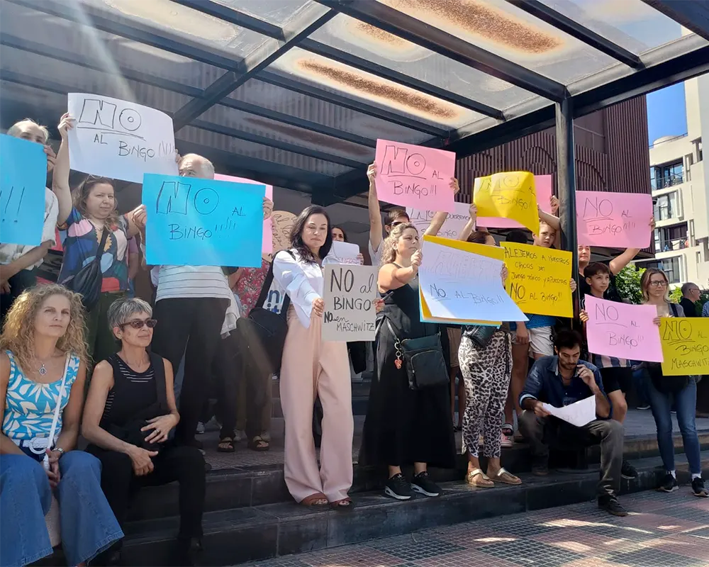 vecinos en la puerta del Concejo con carteles que dicen "No al bingo"
