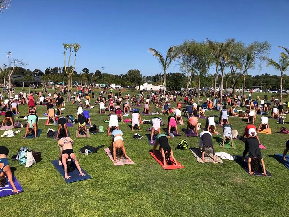 Una sesión de yoga al aire libre, actividad típica en la India