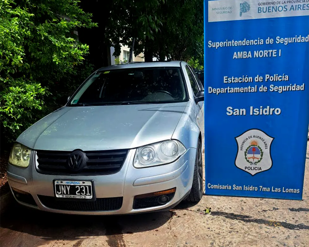 Auto Bora gris usado por los ladrones para robar las camionetas
