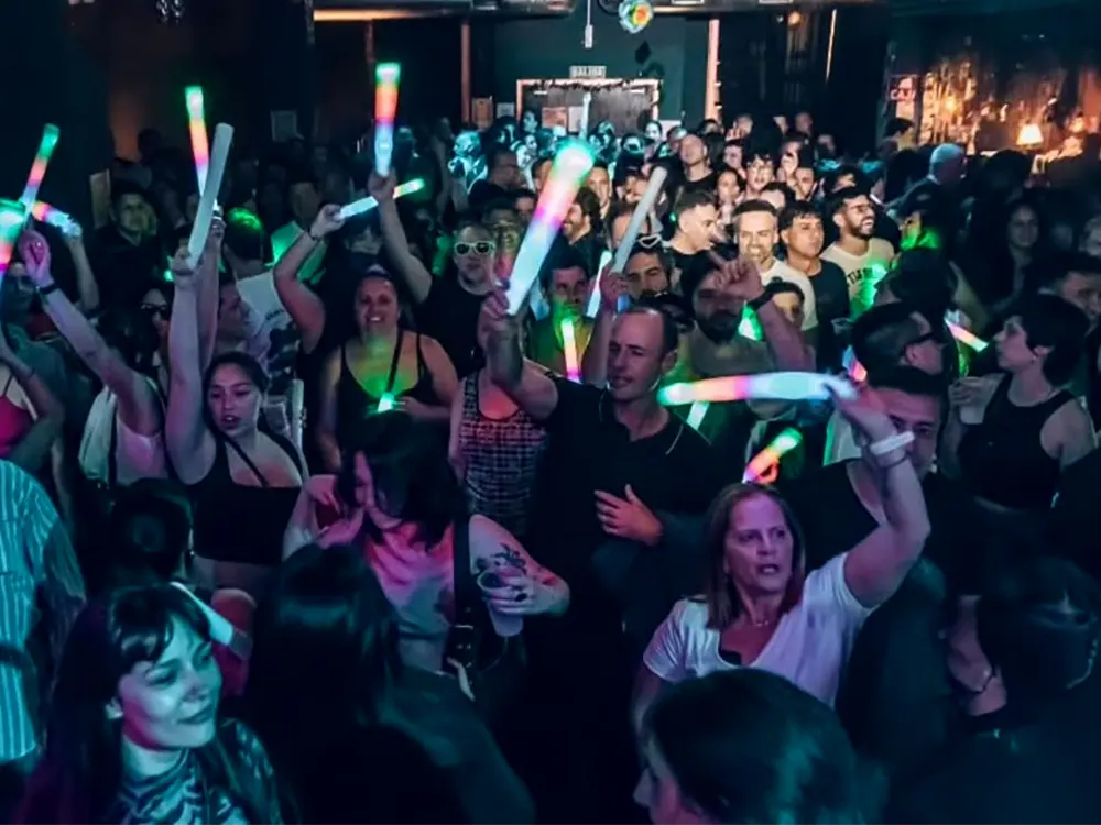 personas festejando en la Peatonal Ochentosa