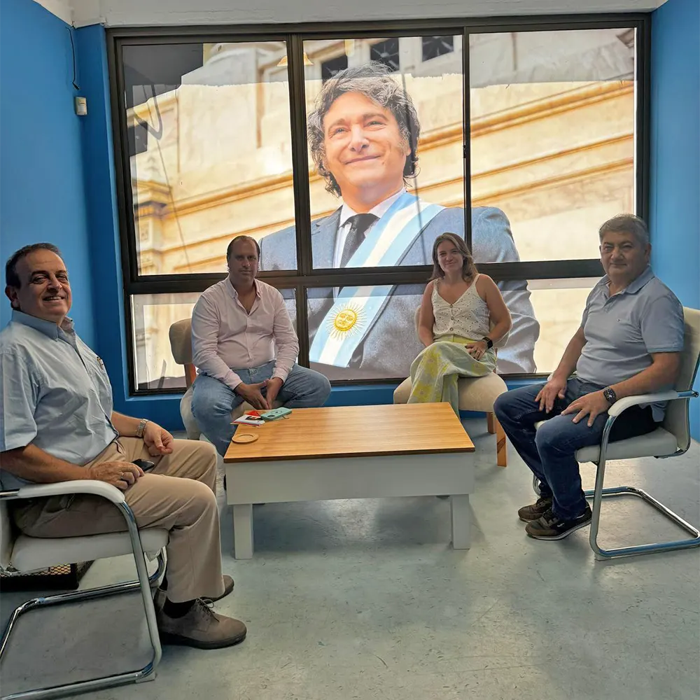 dirigentes de La Libertad Avanza reunidos