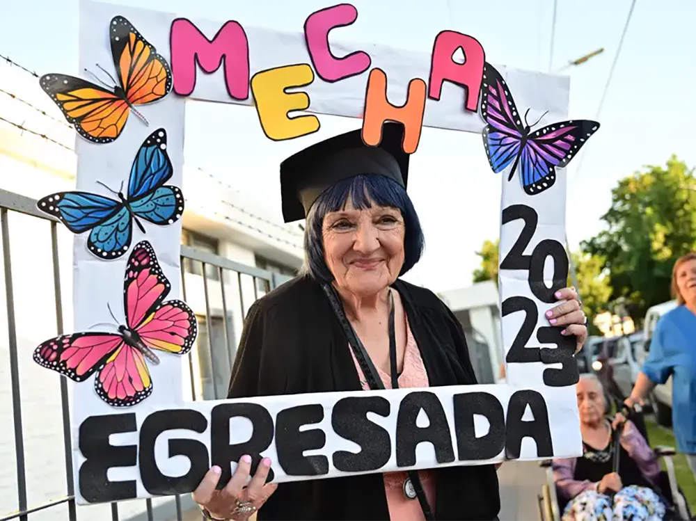 Mercedes Fernández con su cartel de Egresada