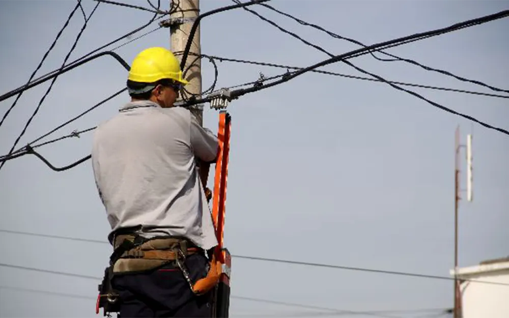 Telecom reemplazará más de 1.900 postes por un tendido subterráneo