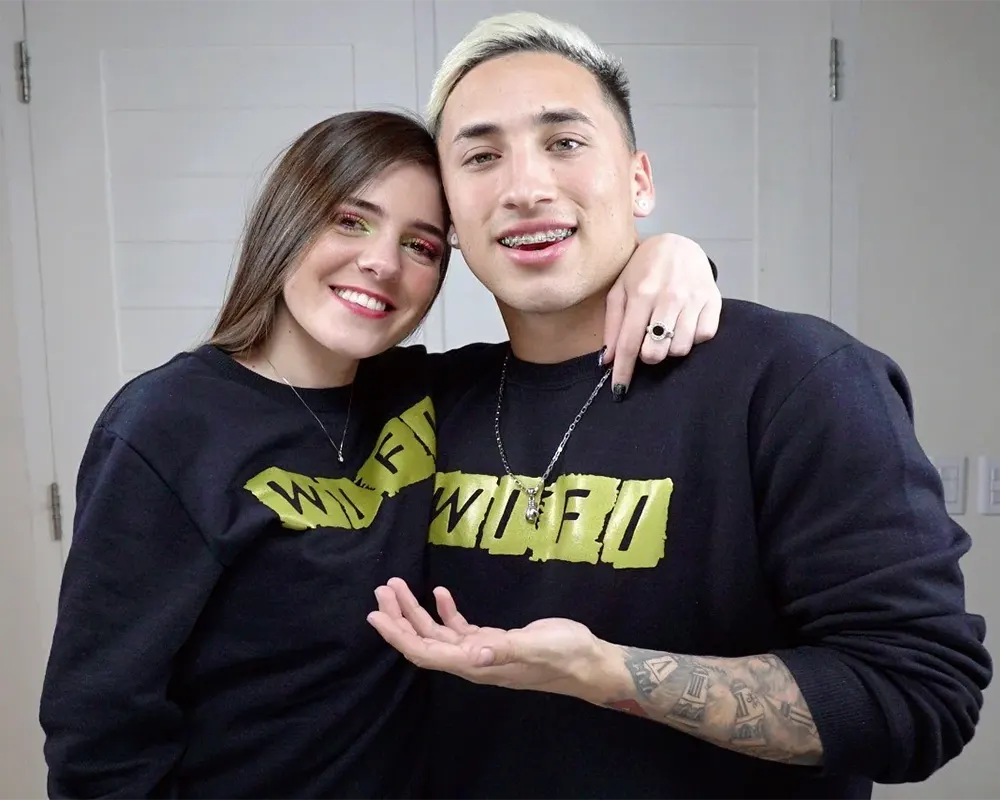 Yao Cabrera junto a una chica