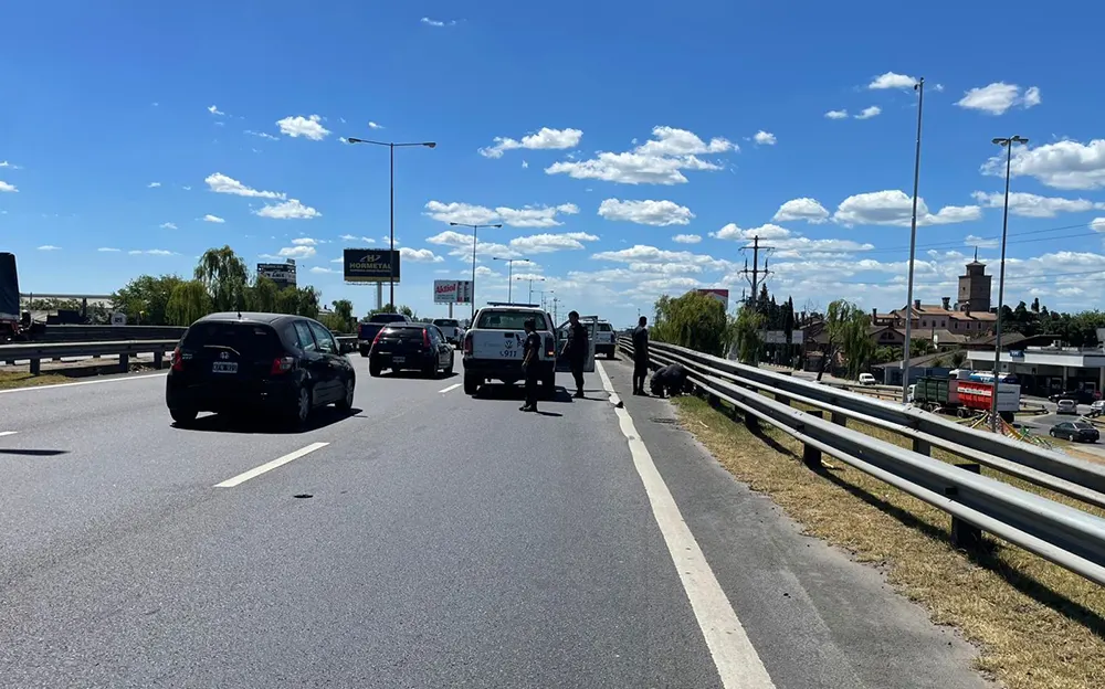 Vivo de milagro: un vecino de Garín se arrojó contra un camión en Panamericana