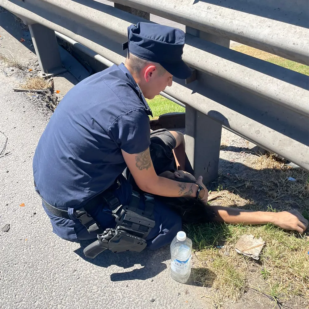 el joven, que de milagro terminó con vida, siendo asistido por efectivos policiales