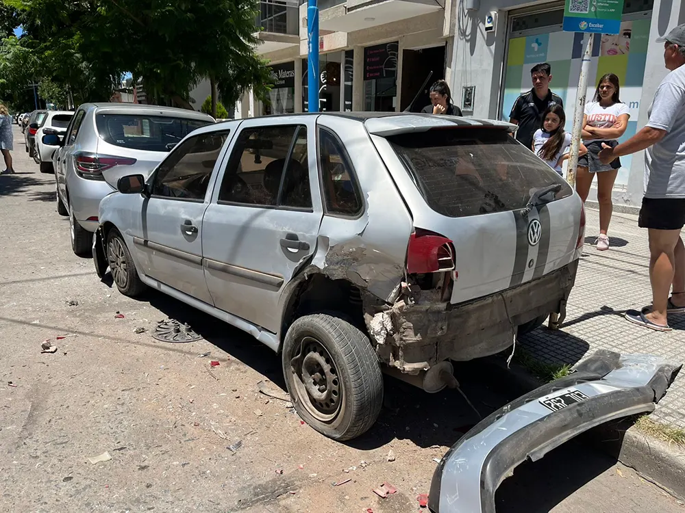 el auto que chocó y volcó y los otros autos involucrados