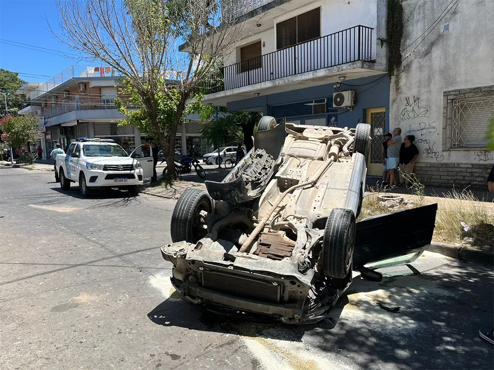 el vehículo que chocó y volcó, desparramado sobre la avenida