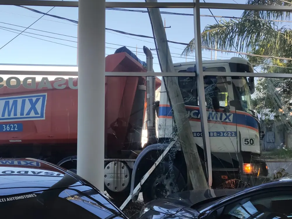 La vista del camión incrustado contra la vidriera desde dentro del local