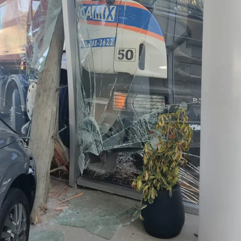 Vidriera destruida por el camión
