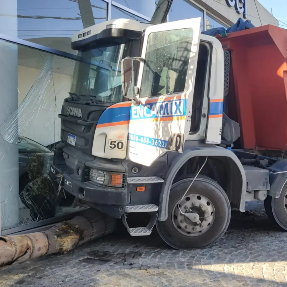 camion de carga incrustado  en la agencia de autos