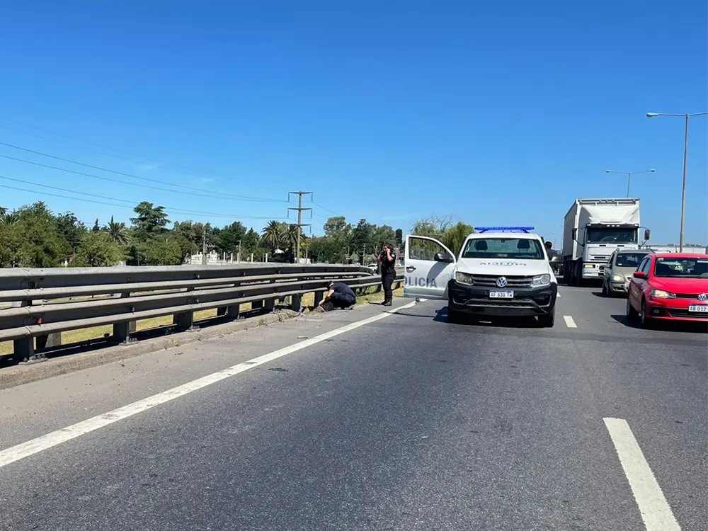 el joven, que de milagro terminó con vida, siendo asistido por efectivos policiales