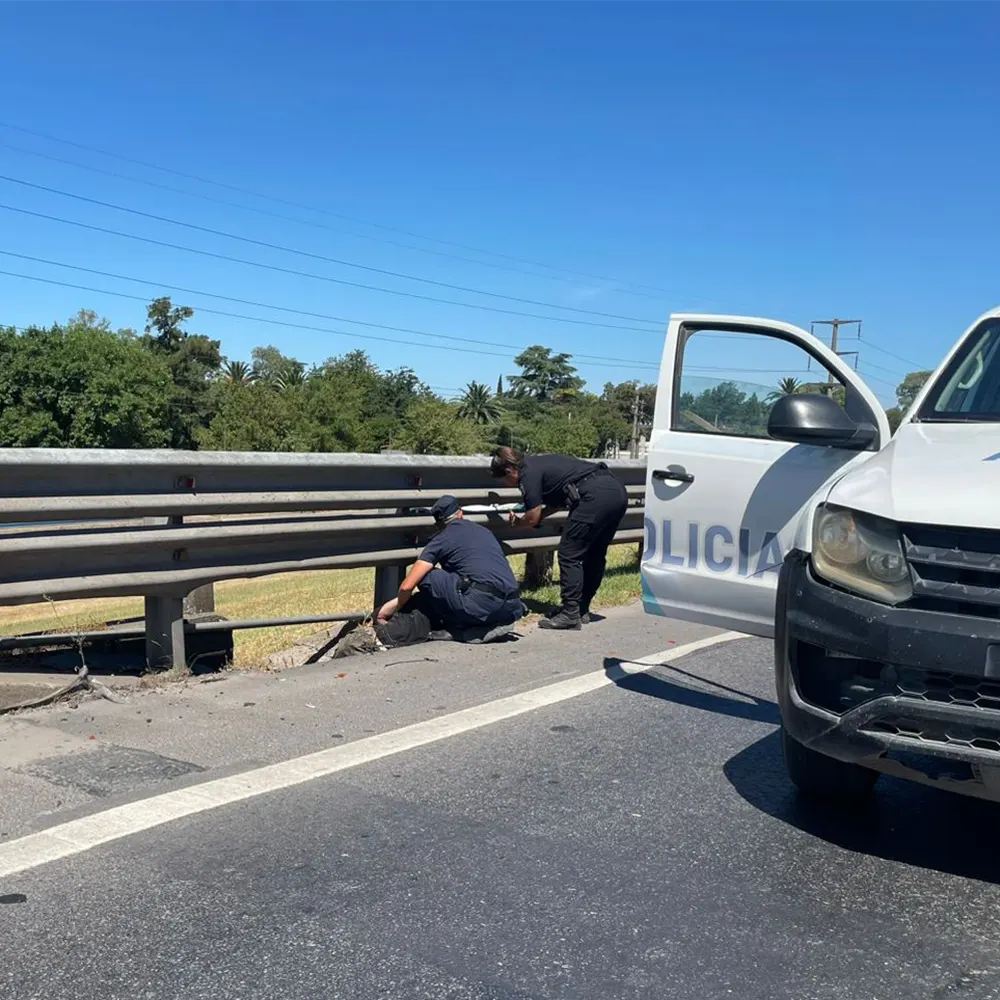 el joven, que de milagro terminó con vida, siendo asistido por efectivos policiales