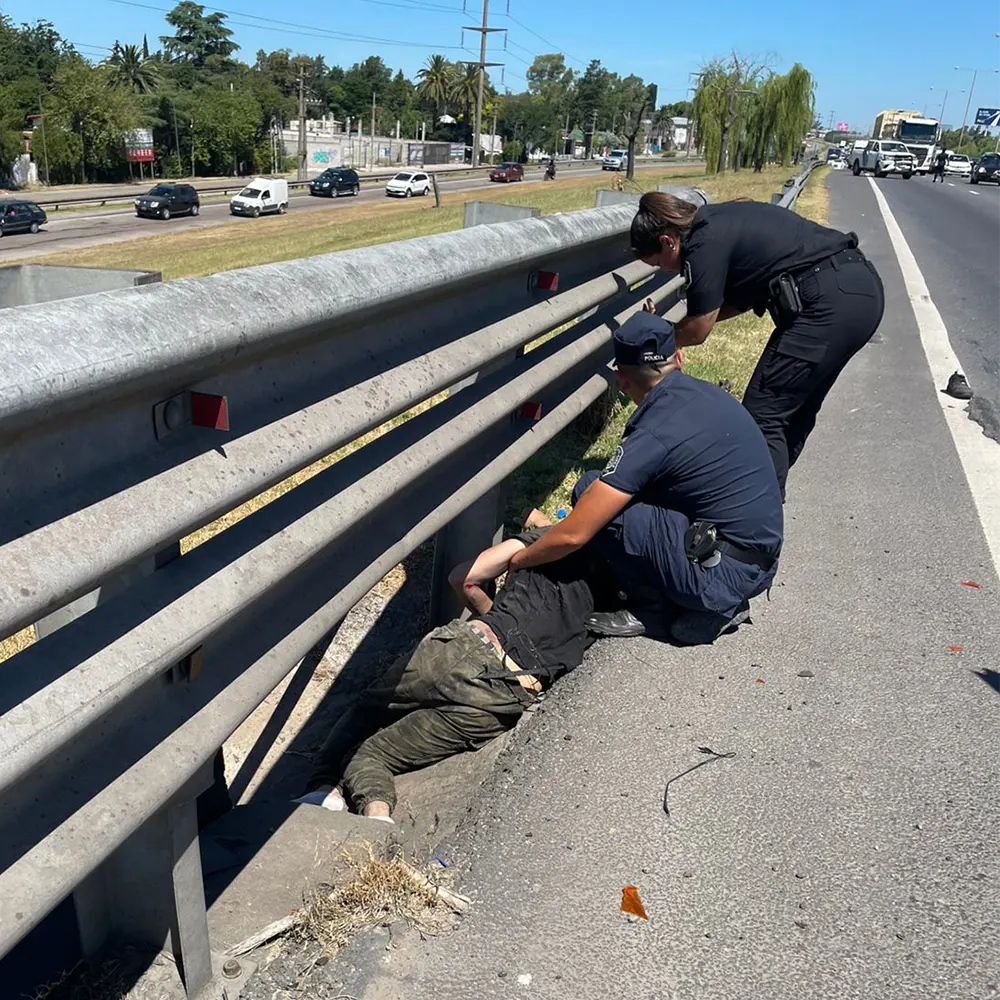el joven, que de milagro terminó con vida, siendo asistido por efectivos policiales